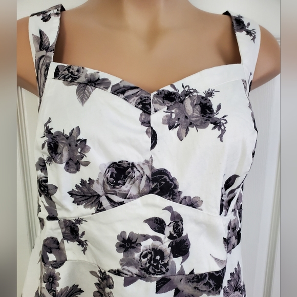 Torrid Black & White Floral Peplum Top - Picture 4 of 11